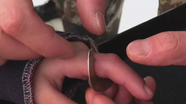 弟弟把“马桶”套哥哥头上，奶奶急了，消防员来了，哥哥很淡定！