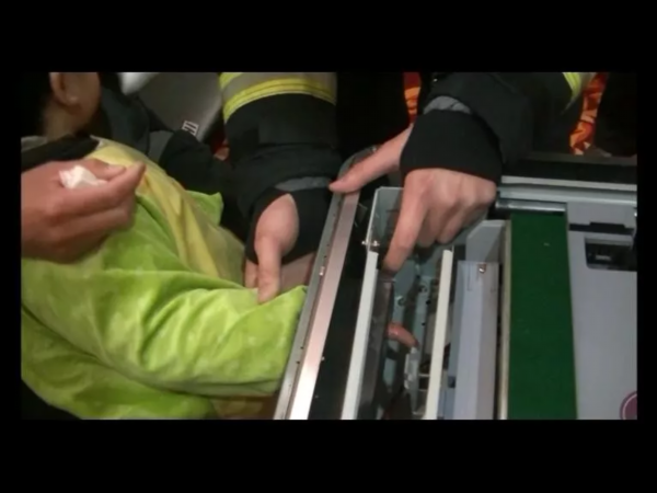 弟弟把“马桶”套哥哥头上，奶奶急了，消防员来了，哥哥很淡定！