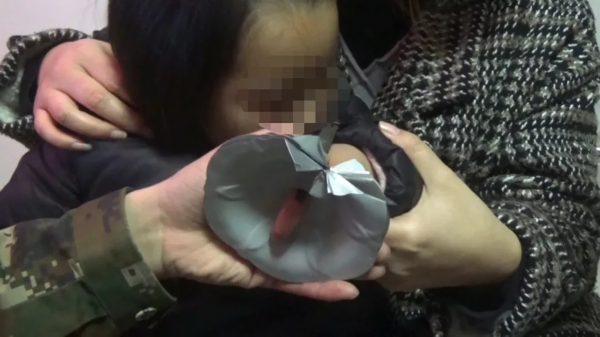 弟弟把“马桶”套哥哥头上，奶奶急了，消防员来了，哥哥很淡定！