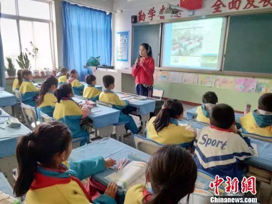 一名老师正在上课 资料图  王亚海 摄