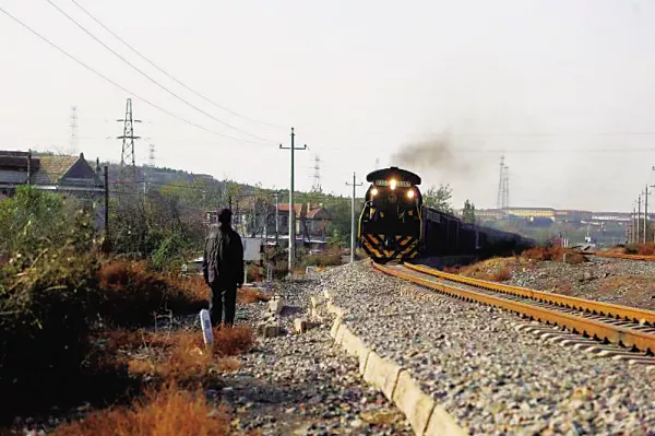 真 英雄 79岁大爷一路狂奔救下一列火车 荔枝新闻