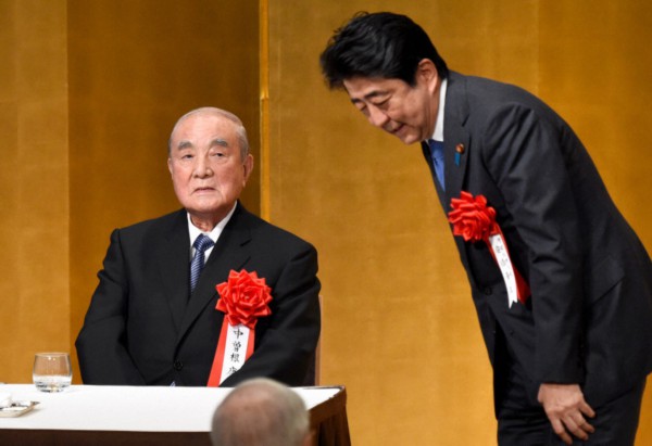 安倍同中曾根寒暄（每日新闻）