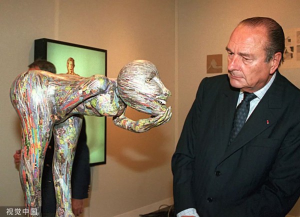▲资料图片:时任法国总统的雅克·希拉克(右)参观艺术展。
