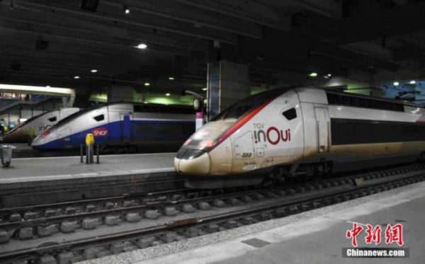 当地时间12月6日,法国大罢工持续进行。在巴黎蒙帕纳斯火车站,大批列车停运,站台空无一人。6日晚公布的数据显示,有高达87.2%的法国火车司机当天罢工。中新社记者 李洋 摄