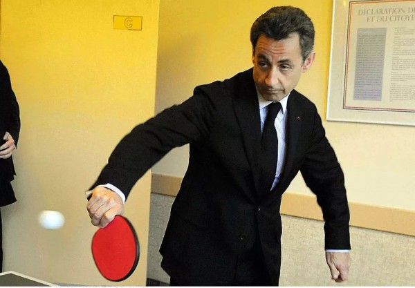 ▲资料图片:2011年4月14日,萨科齐在访问一所学校时玩起乒乓球。