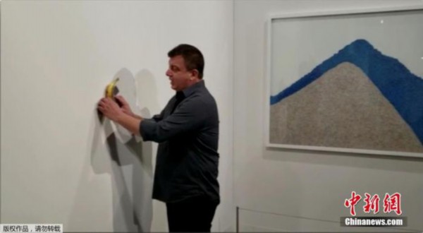 当地时间12月7日，美国迈阿密海滩，意大利艺术家毛里&middot;卡特兰标价12万美元的作品《喜剧演员》在巴塞尔艺术展上展出时，被行为艺术家达图那当场吃掉。《喜剧演员》由一条灰色胶带和一根香蕉两部分组成，三款作品分别以12万美元到15万美元成交。