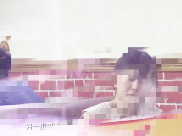 潘粤明携绯闻女友酒吧聚会 全程紧贴甜腻腻