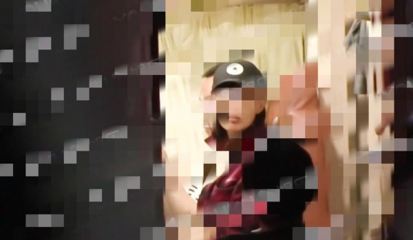 潘粤明携绯闻女友酒吧聚会 全程紧贴甜腻腻