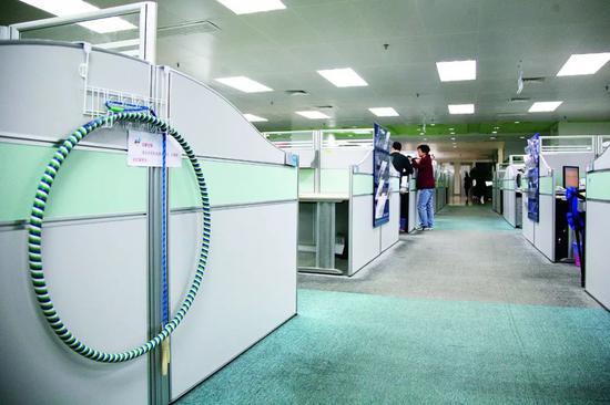 2007年QQ团队的办公室场景，挂着供员工娱乐的&ldquo;共享&rdquo;健身圈。摄影：邓攀