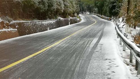 注意!大雾降雪及路面结冰致八省百条高速路段封闭