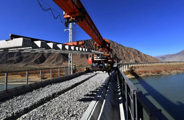 2019年12月1日，工人在进行拉（萨）林（芝）铁路第二次跨越雅鲁藏布江的铺轨。 　　图片来源：新华社记者 觉果 摄