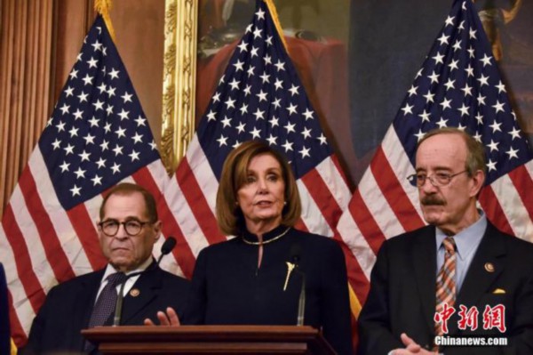 当地时间12月18日晚，美国国会众议院表决通过两项针对美国总统特朗普的弹劾条款。图为表决通过后，众议院议长佩洛西(中)在记者会上发言。中新社记者 沙晗汀 摄