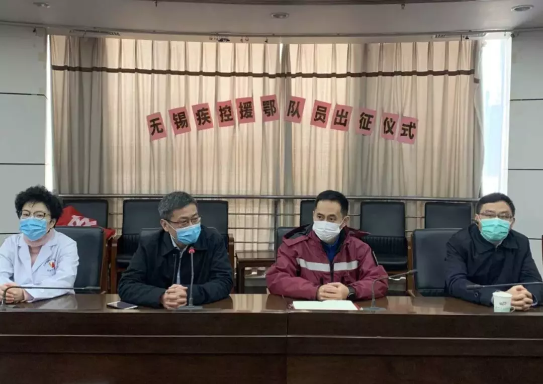 无锡疾控专家出征湖北黄石！壮行之际，妻子为他别上党徽！