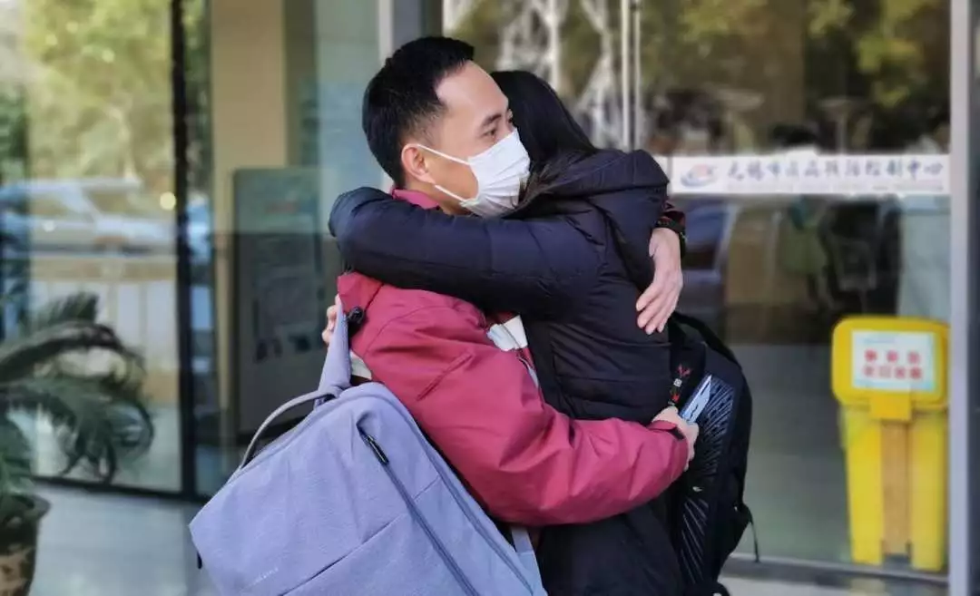 无锡疾控专家出征湖北黄石！壮行之际，妻子为他别上党徽！