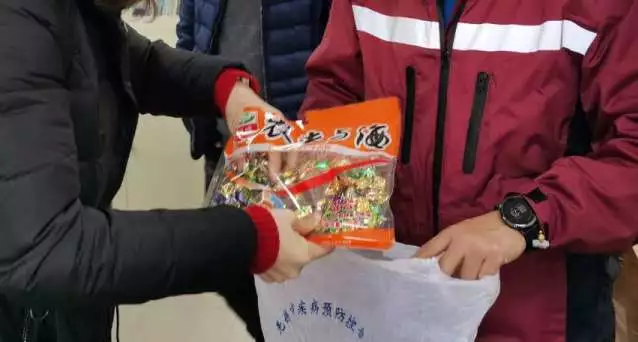 无锡疾控专家出征湖北黄石！壮行之际，妻子为他别上党徽！