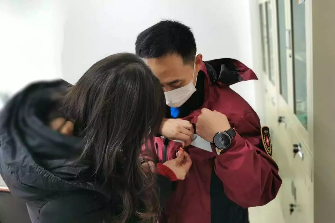 无锡疾控专家出征湖北黄石！壮行之际，妻子为他别上党徽！