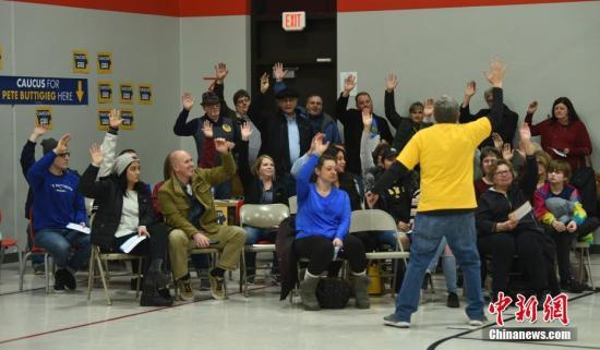 当地时间2月3日，美国艾奥瓦州首府得梅因第72选区的民主党党团会议现场，布蒂吉格阵营在清点选票。中新社记者 陈孟统 摄