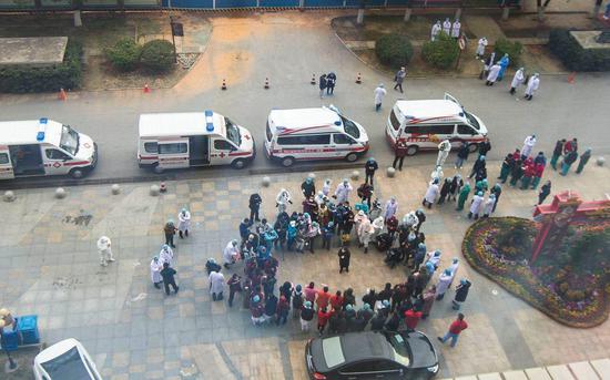 2月19日，武汉协和医院西院区31名新冠肺炎重症患者治愈出院。摄影/新京报记者 陶冉