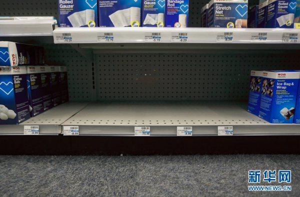 美国加州3月4日宣布全州进入紧急状态。图为洛杉矶一家药店，摆放口罩的货架已经空了。图据新华社
