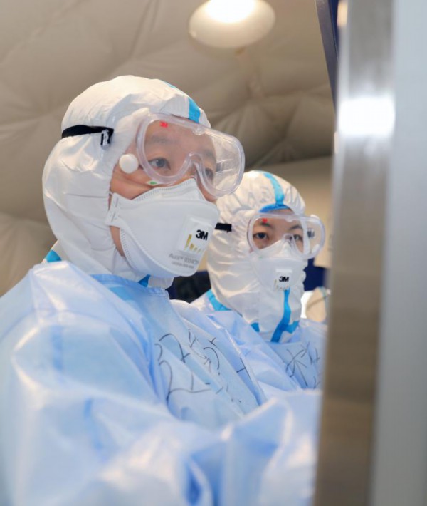 战&ldquo;疫&rdquo;一线，迟象阳在移动检测实验室做核酸检测 邵龙飞摄