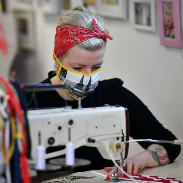  在德国科隆一家裁缝店，一名工作人员制作口罩