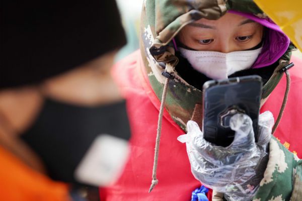 『社区』在疫情中逆行的90后“志愿红”