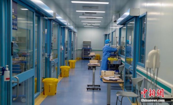 资料图:武汉大学人民医院内,一名医护人员在工作中。 中新社记者 张畅 摄