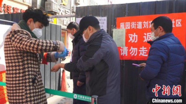 资料图:居民在社区门口接受提问检测。李亚龙 摄