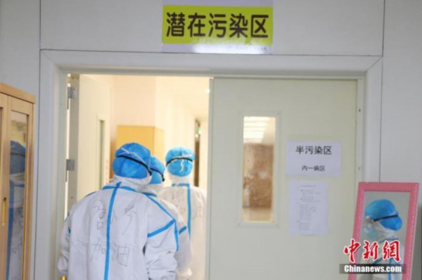 资料图:医护人员进入病房潜在污染区 中新社记者 刘占昆 摄