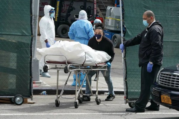 4月8日，纽约布鲁克林区临时停尸房  图片：法新社