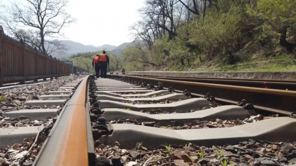 [35年]微光·致敬劳动者①丨35年、140000公里，他这样守护“开往春天的列车”