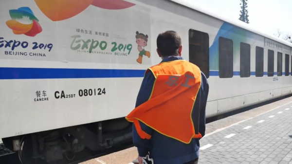 [35年]微光·致敬劳动者①丨35年、140000公里，他这样守护“开往春天的列车”