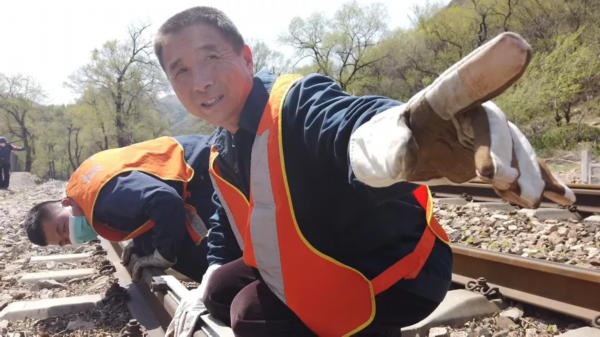 [35年]微光·致敬劳动者①丨35年、140000公里，他这样守护“开往春天的列车”