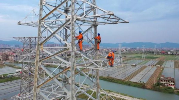 「一餐饭」一餐饭丨百米高空，守护万家灯火