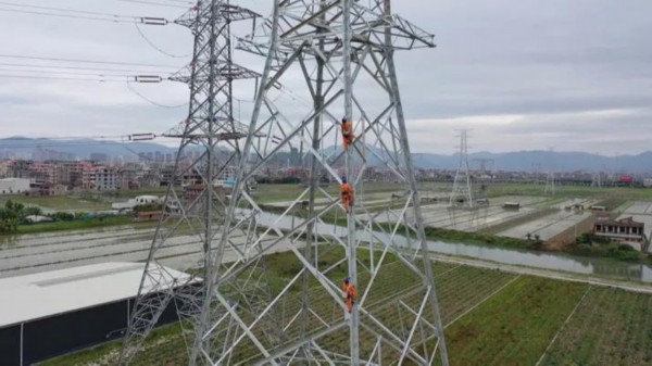 「一餐饭」一餐饭丨百米高空，守护万家灯火