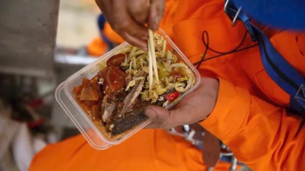 「一餐饭」一餐饭丨百米高空，守护万家灯火
