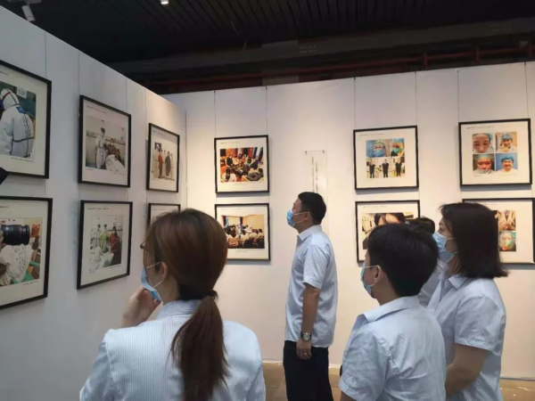 江苏■“放歌新时代”江苏省援鄂医护人员摄影图片展开幕啦！
