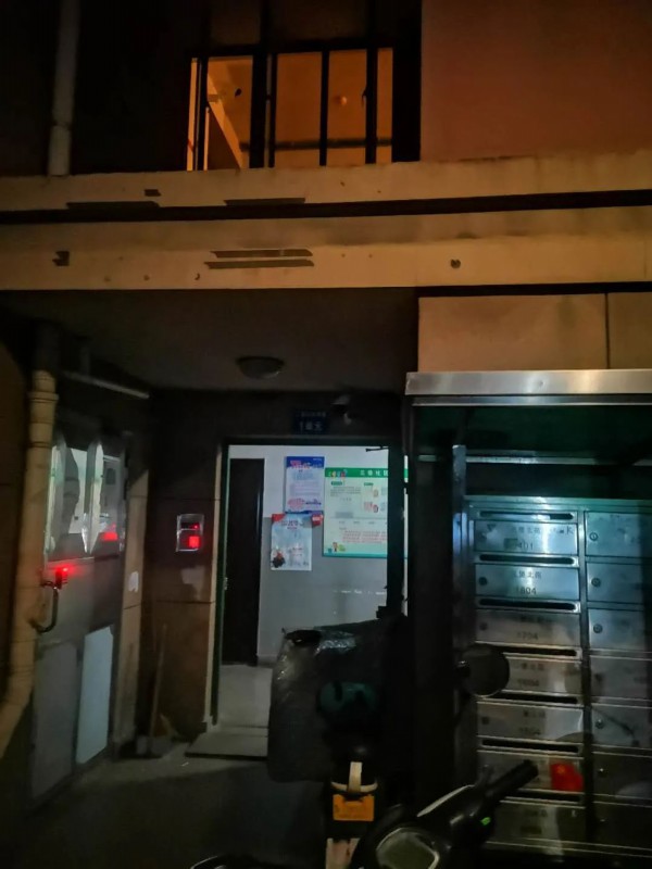 化粪池|杭州失踪女子住所距化粪池仅50米，家属围着井盖痛哭