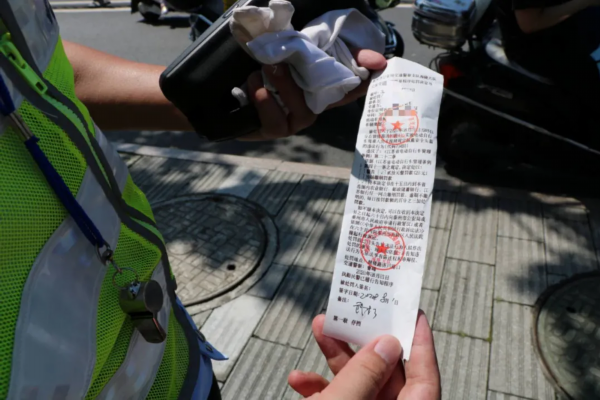 罚单■泰州开出首批“不戴头盔”罚单！