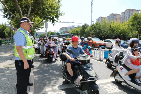 罚单■泰州开出首批“不戴头盔”罚单！