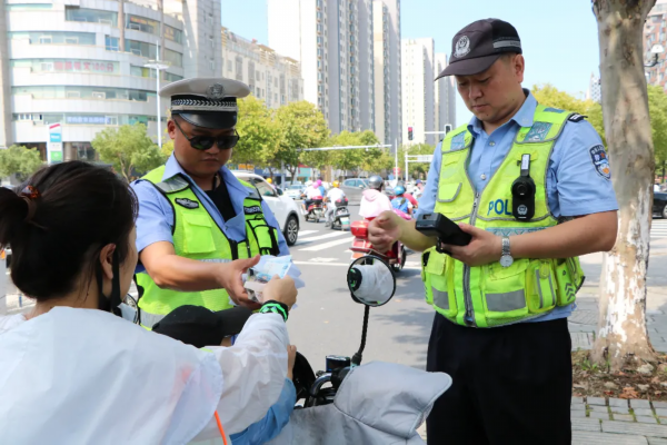 罚单■泰州开出首批“不戴头盔”罚单！