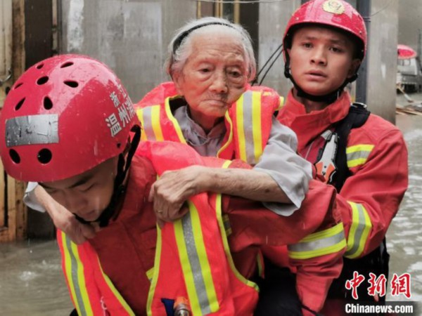 浙江转移受灾人员。　张杰 摄