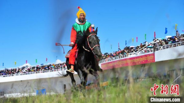 图为少年骑手在比赛中。　张伟 摄