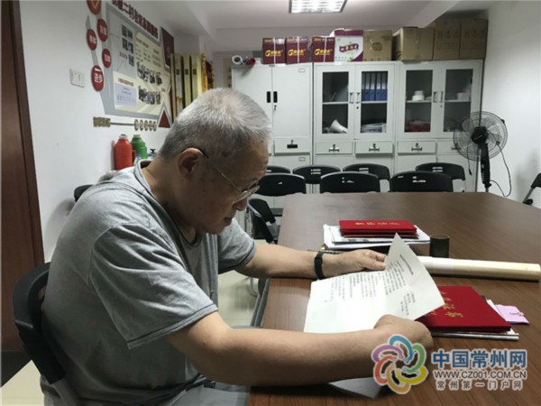 『李安国』纸币尾号爱选“8” 老党员为困难群众捐款