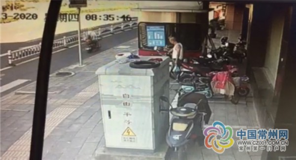 「男子」男子用牙签去堵警摩钥匙眼发泄 走路闯红灯被罚