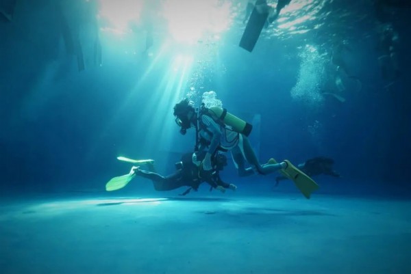 方坚泽在潜水(王逸鸿 摄)