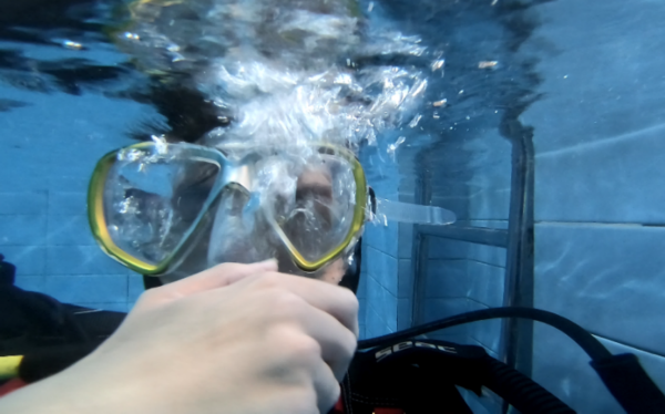 坚泽在水下做“耳压平衡”(受访者供图)