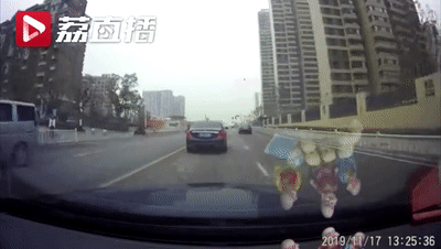 超车■南京首例！被超车后男子路怒症发作，一脚油门踩下去后果很严重…