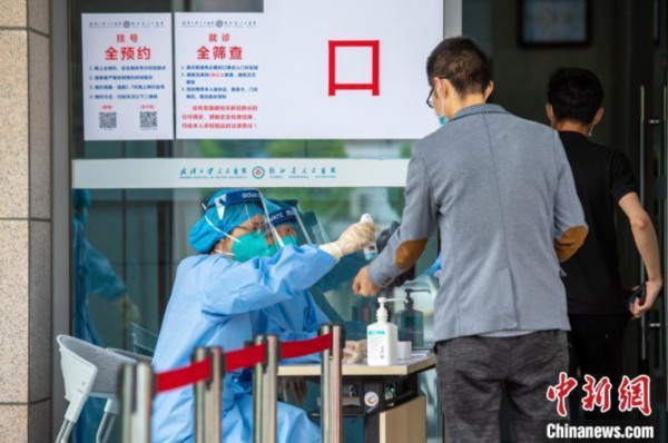 资料图：患者进入医院就诊 蔡俊 摄