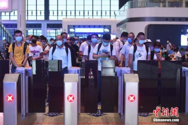资料图：7月1日，旅客在重庆火车西站出行。 陈超 摄